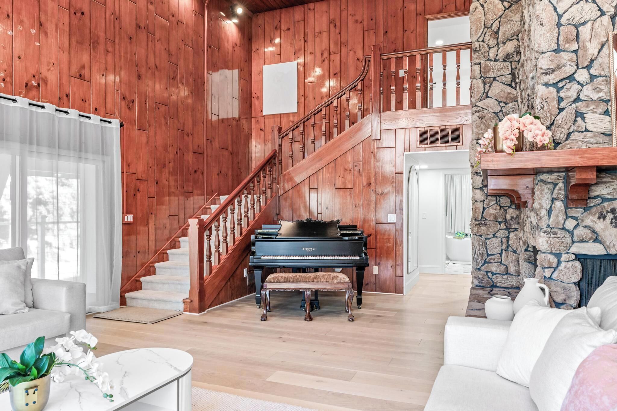 Smart TV, chimenea y futbolito 