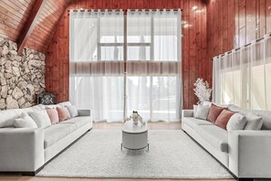 Smart-TV, Kamin, Tischfußball