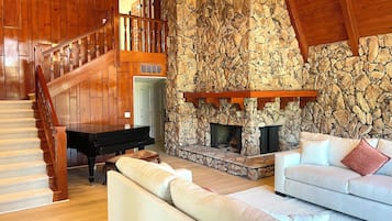 Una Smart TV, una chimenea