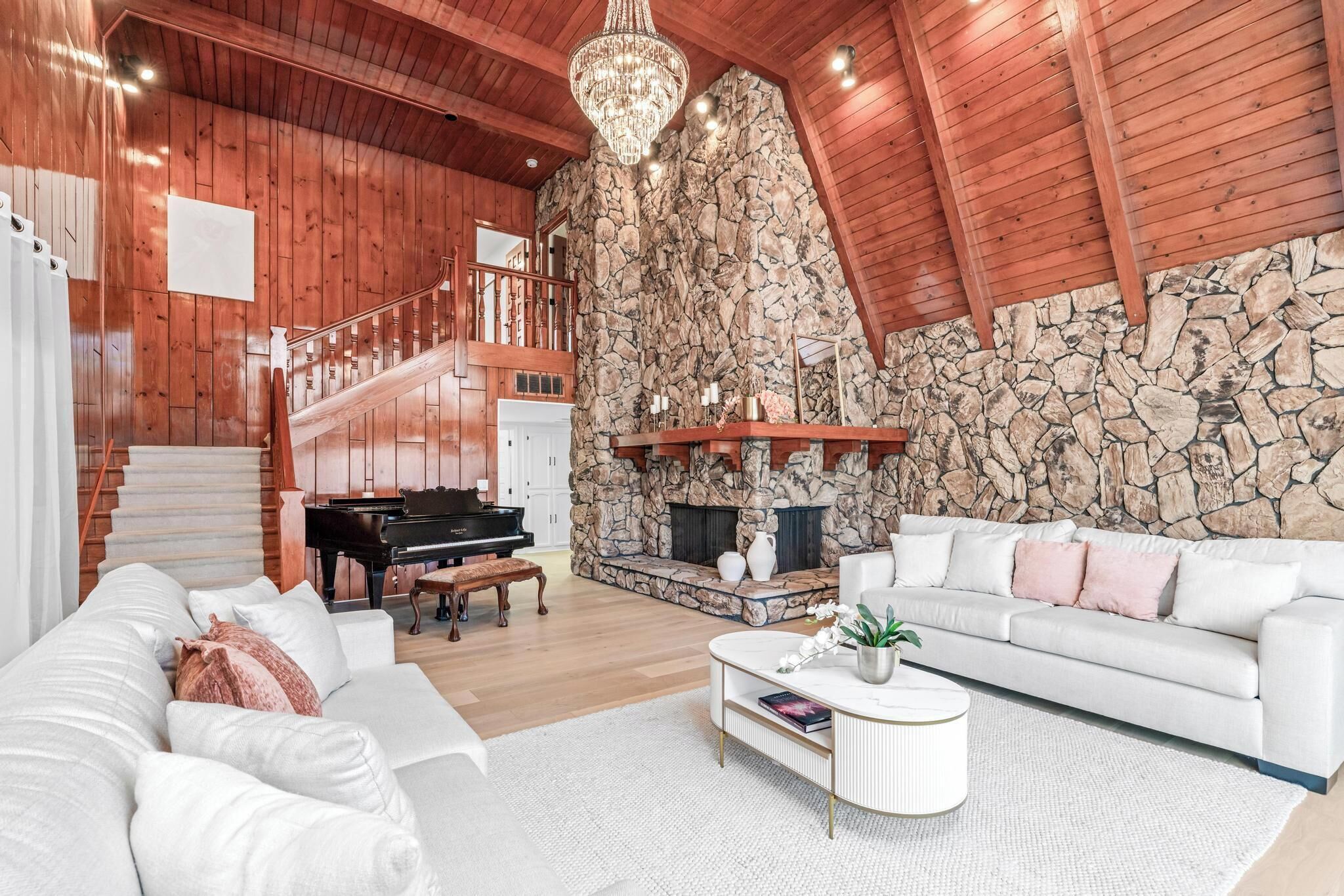 Una Smart TV, una chimenea, un futbolín