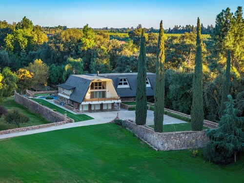 13-Acre Lux Estate Heated Pool, Pickleball, Games, Sleeps 20+