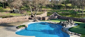 Grand Waterside Estate on 13 acres: 🛌20, Pool, Games, Pickleball, MiniGolf, Pond