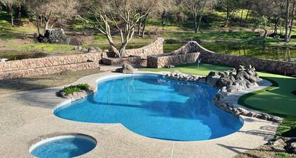 Grand Waterside Estate on 13 acres: 🛌20, Pool, Games, Pickleball, MiniGolf, Pond