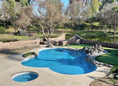 Grand Waterside Estate on 13 acres: 🛌20, Pool, Games, Pickleball, MiniGolf, Pond