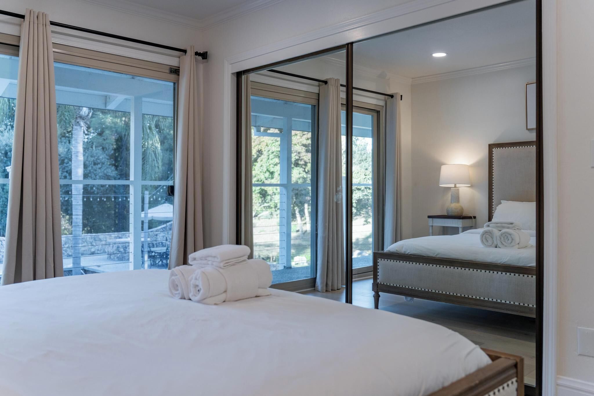 7 عدّة غرف نوم ومكتب ومكواة/لوح كي وسرير سفر