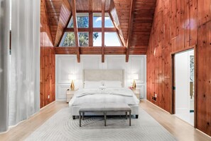 7 bedrooms, desk, iron/ironing board, travel cot