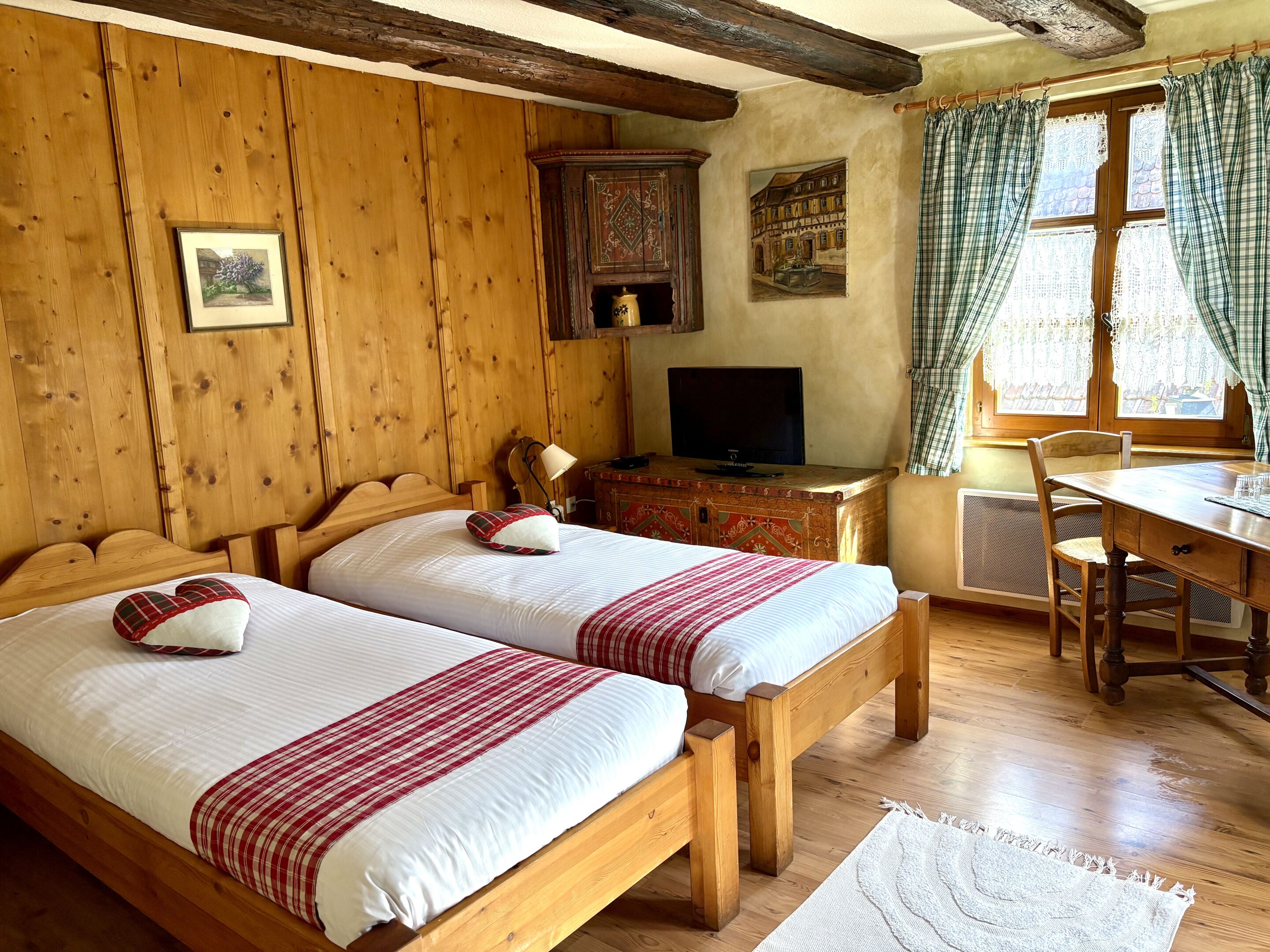 Chambre Confort avec lits jumeaux, salle de bains privée | Wi-Fi gratuit, draps fournis