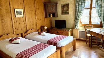 Chambre Confort avec lits jumeaux, salle de bains privée | Wi-Fi gratuit, draps fournis