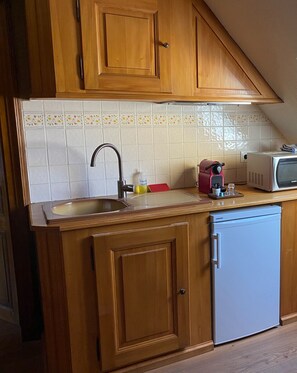 Suite, Private Bathroom | Private kitchen