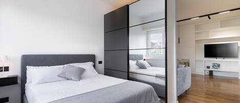 1 slaapkamer, een bureau, een strijkplank/strijkijzer, reisbedje