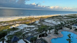 Un complejo turístico en la playa con piscina, acceso directo a la playa y un paseo marítimo.