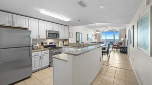 Una cocina moderna con armarios blancos, electrodomésticos de acero inoxidable y una isla grande.