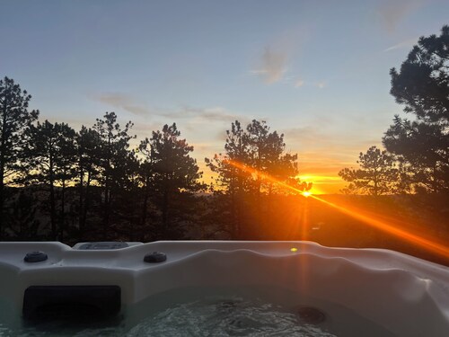 Luxe Log Home+Views+Hot Tub+Fire Pit+Open Air Game Room + Red Rocks
