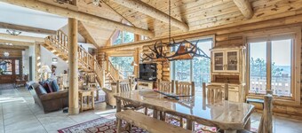 Luxe Log Home+Views+Hot Tub+Fire Pit+Open Air Game Room + Red Rocks