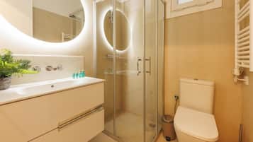 Een douche, een haardroger, handdoeken