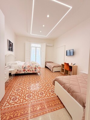 Habitación cuádruple Confort | Escritorio, sistema de insonorización, wifi gratis