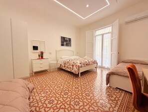 Comfort Quadruple Room | Desk, soundproofing, free WiFi - B & B Ideal Suite 41 (Pagani)
