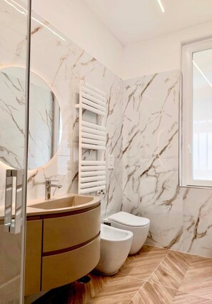Chambre Triple Confort | Salle de bain | Articles de toilette gratuits, sèche-cheveux, savon, shampoing