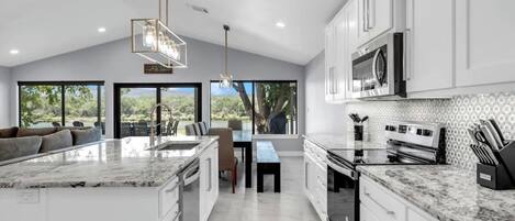 Refrigerador, microondas, horno y parrilla de estufa