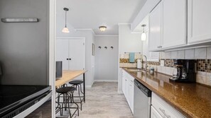 Mikrobølgeovn, ovn, kokeplater og oppvaskmaskin