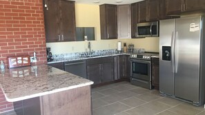 Kjøleskap, mikrobølgeovn, ovn og kokeplater