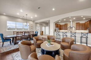 Dining - Pool, Sandy Beach & Amazing Lake Sunsets, Sleeps 16, Family Retreat + Game Room (Kingsland)