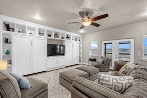 Smart TV, table football, ping pong, books - Pool, Sandy Beach & Amazing Lake Sunsets, Sleeps 16, Family Retreat + Game Room (Kingsland)