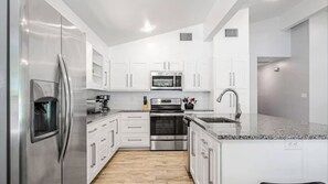 Kjøleskap, mikrobølgeovn, ovn og kokeplater