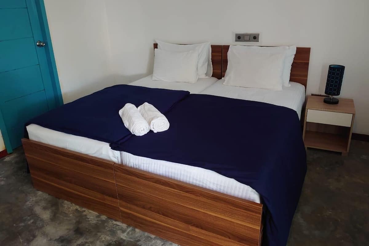 Quarto casal econômico, vista para o jardim | Escrivaninha, espaço de trabalho para notebook