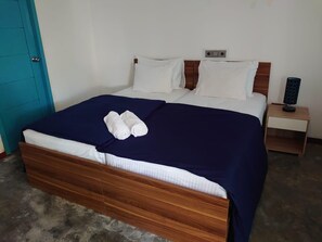 Escritorio y espacio para trabajar con laptop 