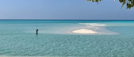 Ubicación cercana a la playa y arena blanca