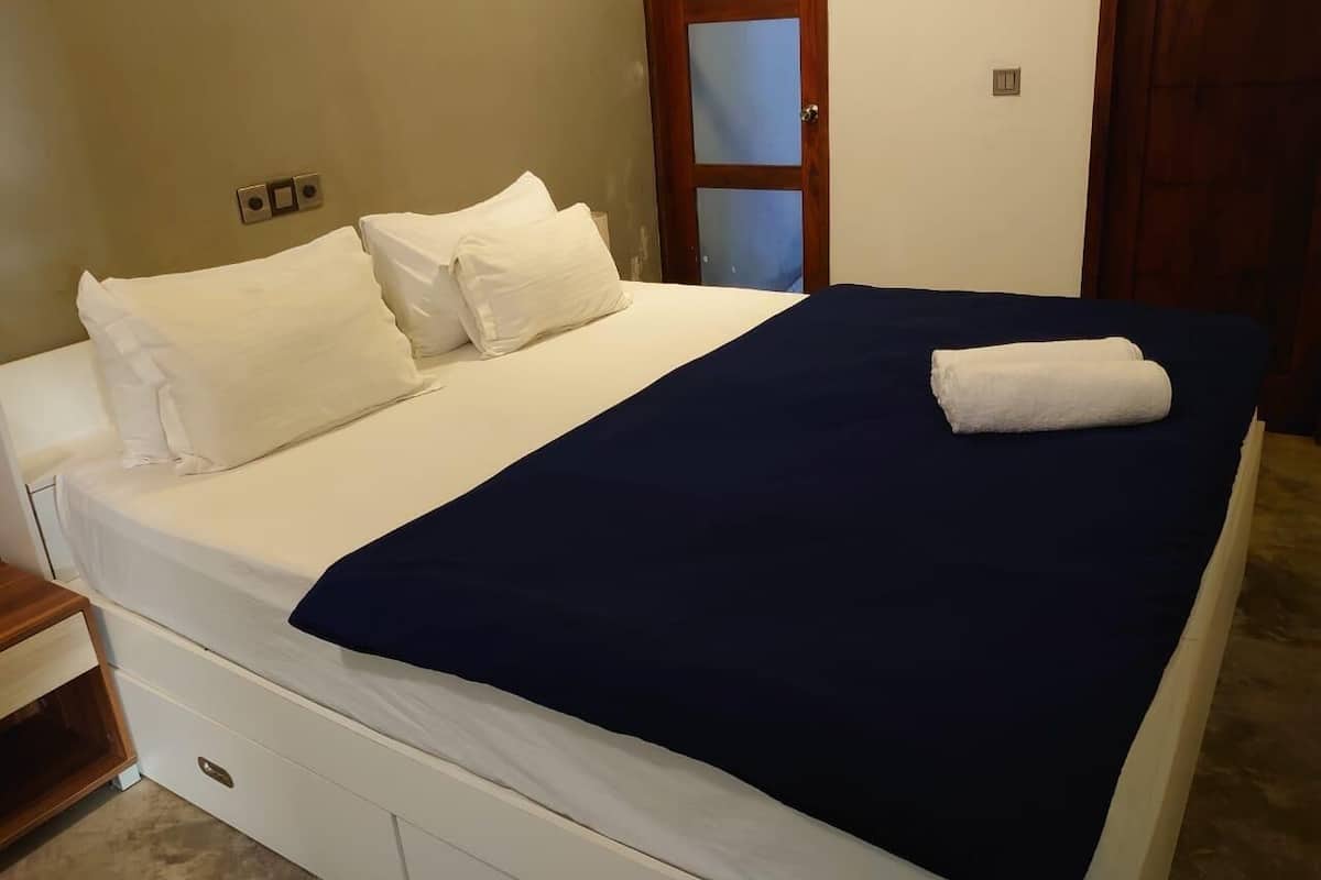 Quarto casal luxo, sacada, vista para o jardim | Escrivaninha, espaço de trabalho para notebook