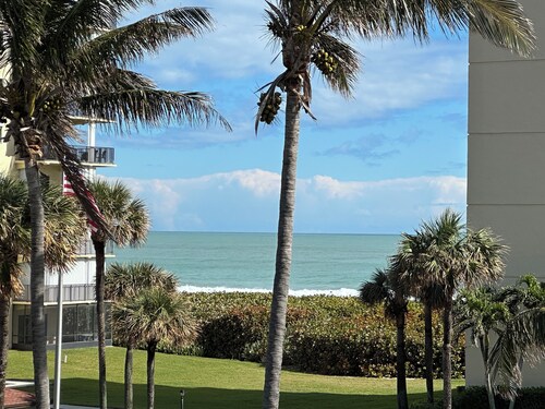 OCEANVIEW TOWNHOUSE ON HUTCHINSON ISLAND, GATED, POOL, SPA, GYM, BEACH ACCESS
