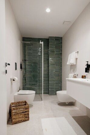 Dusche, umweltfreundliche Kosmetikartikel, Haartrockner, Bidet