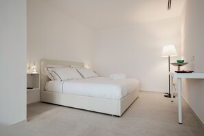 1 Schlafzimmer, Zimmersafe, Schreibtisch, Bügeleisen/Bügelbrett