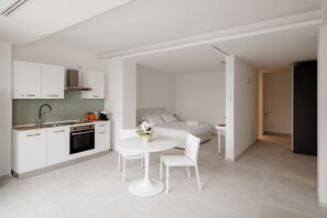 1 Schlafzimmer, Zimmersafe, Schreibtisch, Bügeleisen/Bügelbrett