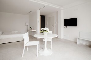 1 Schlafzimmer, Zimmersafe, Schreibtisch, Bügeleisen/Bügelbrett
