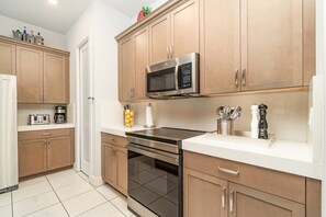 Réfrigérateur, four à micro-ondes, un four, surface de cuisson