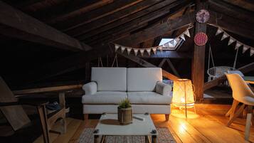 House, 4 Bedrooms, Smoking, Balcony | Living area