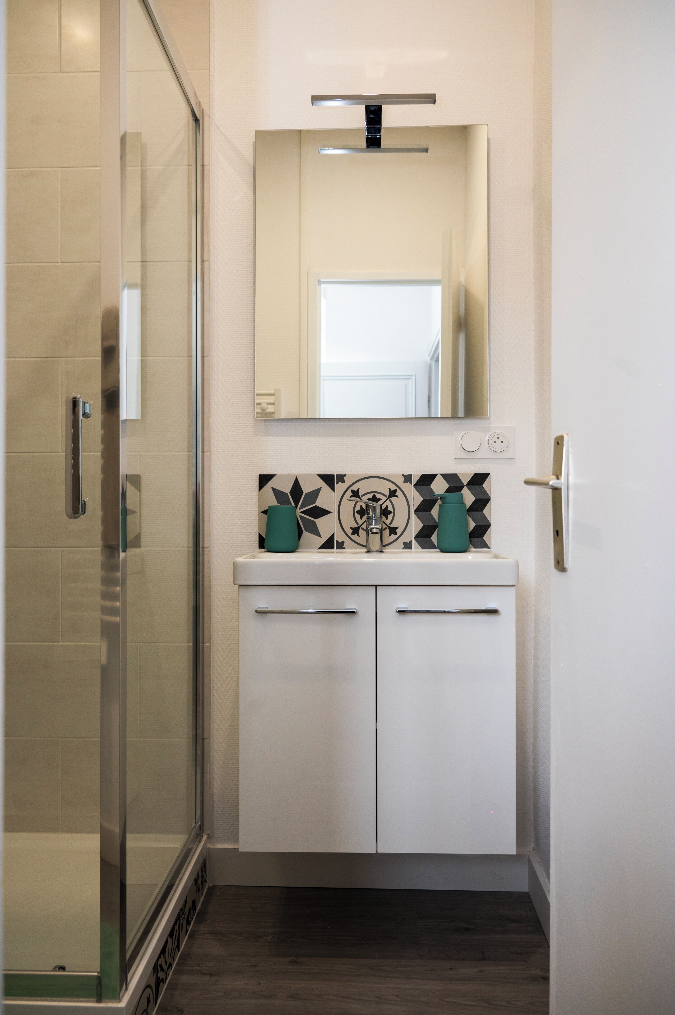 Douche, sèche-cheveux, serviettes fournies, savon