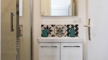 Chuveiro, secador de cabelo, toalhas de banho, sabonete