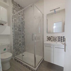 Een douche, een haardroger, handdoeken, zeep