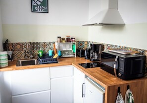 Jääkaappi, mikroaaltouuni, uuni, liesi