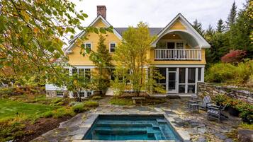 Una piscina al aire libre, una piscina climatizada