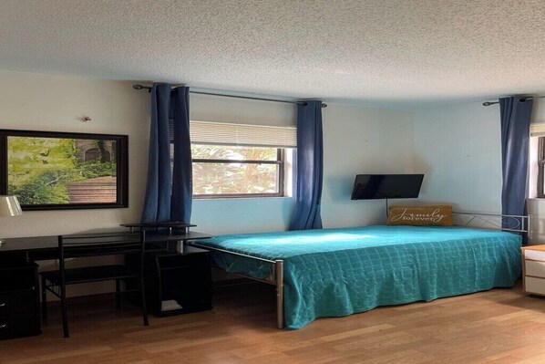3 bedrooms, desk, iron/ironing board, free WiFi