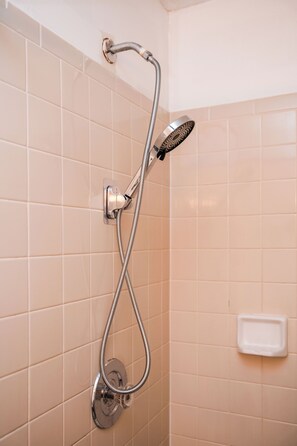 Serviettes fournies, papier toilette