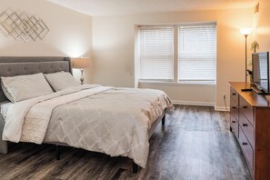 2 bedrooms, iron/ironing board, WiFi - Upscale 2 Queen Beds/2 Bath in Charlotte University Area (Charlotte)