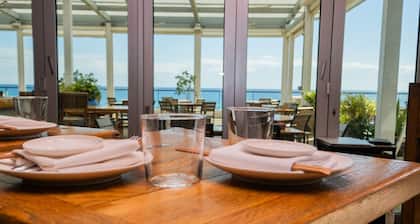 Charming Beach Studio | Breathtaking Views & 2 Full Beds