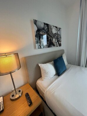 1 slaapkamer, een bureau, een strijkplank/strijkijzer, reisbedje