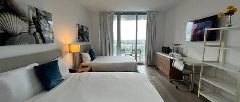 1 chambre, bureau, fer et planche à repasser, lit parapluie